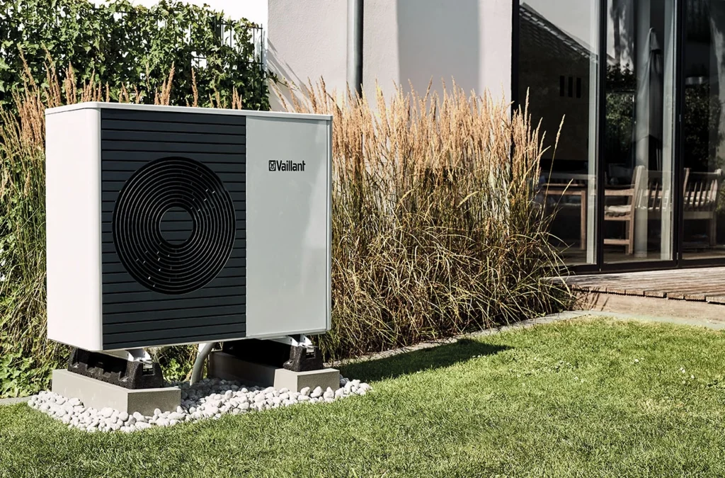Pompe à chaleur installée dans une maison, illustrant une solution de chauffage domestique écoénergétique.